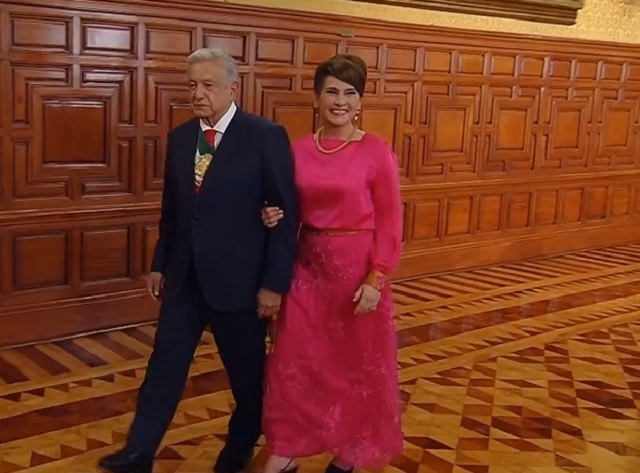Beatriz Gutiérrez Müller, portó un vestido Oaxaqueño en Palacio Nacional -  Momento San Luis Potosí